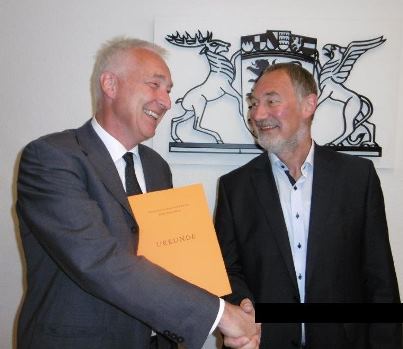 Bild zeigt Markus Wirth zum Vorsitzenden Richter am Verwaltungsgericht ernannt  mit Vizepräsident Stefan Röck